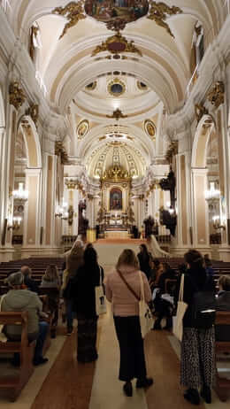 Interno Cattedrale di San Giustino con persone in visita